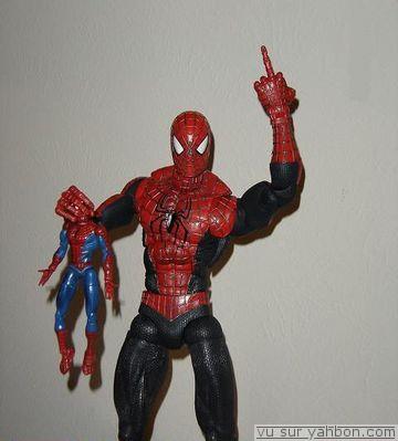 normal_middle-finger-spiderman-poupee.jpg