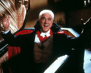 Leslie-Nielsen-Dracula.jpg