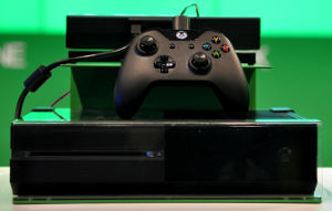 Xbox_One_console_and_controller_at_Gamescom_2013.jpg