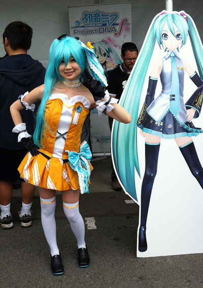 SC_11_J-POP2014-08_MikuCosplayGirlSegaYellow-LG.jpg